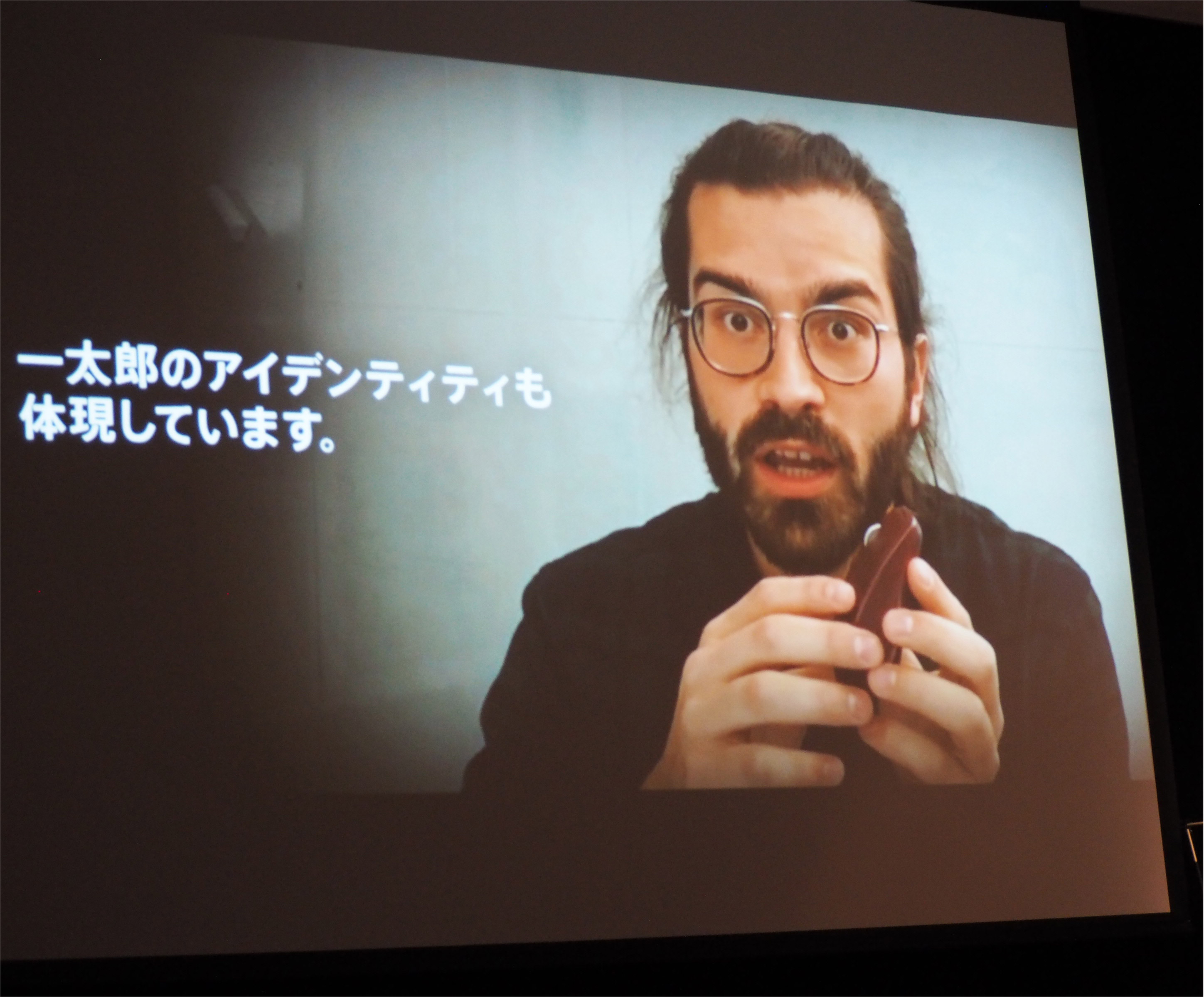 Logitechから届いたビデオメッセージを上映しているようす